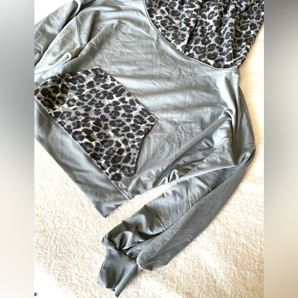 Zenana Cheetah print hooded Sweatshirt size small - Picture 4 of 7